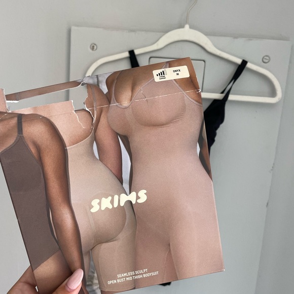 SKIMS Black Seamless Sculpting Bodysuit - Picture 6 of 6